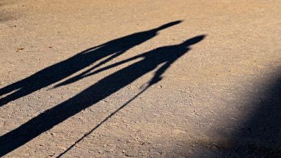 Symbolbild: Patrick Pleul/dpa
Ein alter Herr wollte einen Spaziergang machen, jetzt sitzt er vor einer Amtsrichterin – auch wegen einer Klinge in seinem Gehstock.