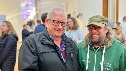 Bild: Gabi Schönberger
(von links) Robert Gebhardt (Vertrauensmann des Kirchenvorstands) und Stephan Müller (Learning Campus) stehen gemeinsam in der Pauluskirche in Trabitz.