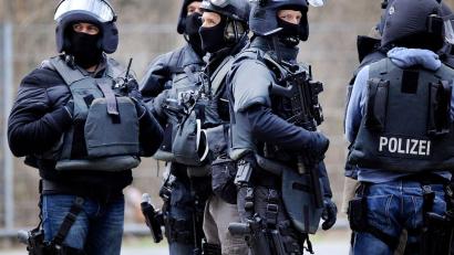 Symbolbild: Marius Becker/dpa
In Bayreuth ist ein Spezialeinsatzkommando der Polizei zu einem Wohnhaus gerufen worden.