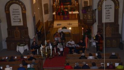 Bild: dob
Die Besucher des Adventskonzerts der Volksbank Raiffeisenbank Nordoberpfalz in der evangelischen Stadtkirche erlebten mehr als eine Stunde voller Harmonie, Besinnung und Herzlichkeit. Es war wieder ein Adventsmoment, der nachklingt. Ein Konzert, das nicht nur Ohren und Augen, sondern vor allem die Herzen der Menschen berührte.