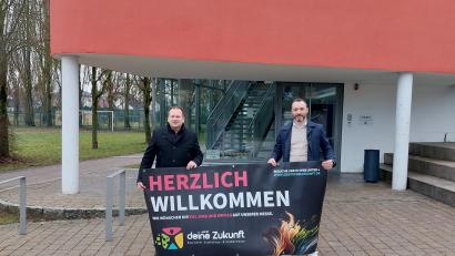 Bild: Media Hub Bayreuth GmbH
Die Ausbildungsmesse "Es ist deine Zukunft" bringt am 21. Februar über 45 Aussteller nach Speichersdorf. Darauf freuen sich (von links): Christian Porsch, Bürgermeister von Speichersdorf und Alexander Süß, Leiter Ausbildungsmesse.