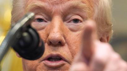 Bild: Evan Vucci/AP/dpa
Trump warnt den Iran vor schwerwiegenden Konsequenzen, sollte sich das Land nicht mit den USA auf einen Deal einigen.