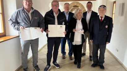 Bild: Christine Hollederer
Landrat Richard Reisinger überreicht das Ehrenzeichen in Gold an Heinz Renz, Dieter Hauenstein und Monika Herzing.