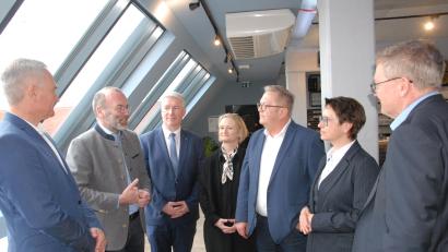 Bild: pop
CSU-Politiker diskutieren in Amberg mit Vertreterinnen und Vertretern aus Wirtschaft, Industrie und Dienstleistungssektor (von links): Harald Schwartz, Manfred Weber, Stefan Ott, Susanne Herding, Martin Preuß, Susanne Hierl und Michael Cerny.