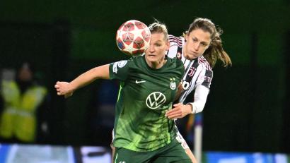 Bild: Swen Pförtner/dpa
Wolfsburgs Alexandra Popp (l) wird von Juventus-Spielerin Emma Stölen Godö bedrängt.
