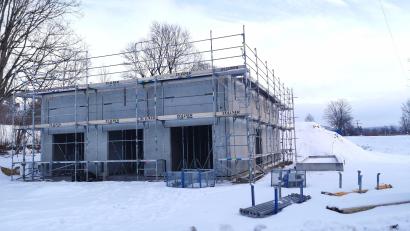 Bild: Portner
Als Rohbau in Winterruhe: Das Bayernwerk baut am Stadtrand von Oberviechtach eine große Biogasrückspeiseanlage fürs Fernleitungsnetz.