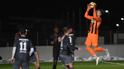 Bild: Gerhard Büttner
SpVgg-SV-Keeper Justin Bartl (rechr) und seine Weidener Teamkollegen kassierten gegen den FC Ingolstadt II eine 2:5-Testspiel-Pleite.