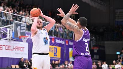 Bild: Swen Pförtner/dpa
John Bryant (l) ist nicht mehr Teil des MBC-Teams und geht nach Bremerhaven. (Archivbild)