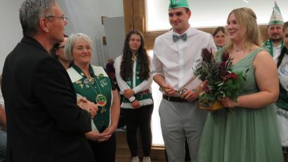 Bild: adj
Bürgermeister Reinhard Sollfrank übergibt die Schlüssel zur Gemeindekasse an das Prinzenpaar Prinz Benedik I. und Prinzessin Lara III.