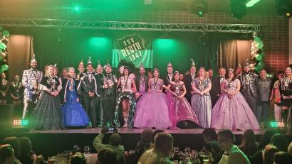 Bild: vsr
Nach der Ordensverleihung zeigten alle Prinzenpaare bei ihrem gemeinsamen Prinzenpaarwalzer, dass auch sie tanzen können.