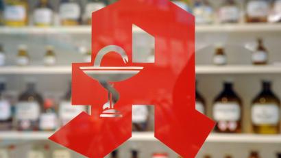 Bild: Uli Deck/dpa
Darf dm apothekenpflichtige Medikamente online verkaufen. (Foto Illustration)