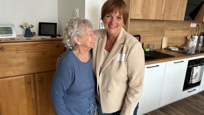 Bild: ck
Quartiersmanagerin Petra Brenner und Gisela Gläser, die im Seniorengemeinschaftshaus in Eslarn eine Wohnung bezogen hat und sich in dem Haus sehr wohl fühlt.