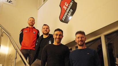 Bild: jma
im Bild von links: Vorsitzender Michael Brüchner, Sportleiter Felix Dilling, Ersin Tiryaki und Benjamin Scheidler