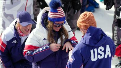 Bild: Andy Wong/AP/dpa
Verlobung im Zielbereich: Breezy Johnson mit ihrem Freund Connor Watkins.