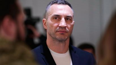 Bild: Markus Schreiber/AP/dpa
Wladimir Klitschko kritisiert das IOC wegen des Ausschlusses von Wladislaw Heraskewytsch scharf.
