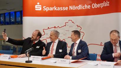 Bild: jut
Die Verwaltungsratsspitzen der beiden Sparkassen – die Landräte Andreas Meier, Roland Grillmeier und Weidens OB Jens Meyer – halten den "historischen Moment" mit einem Selfie fest.