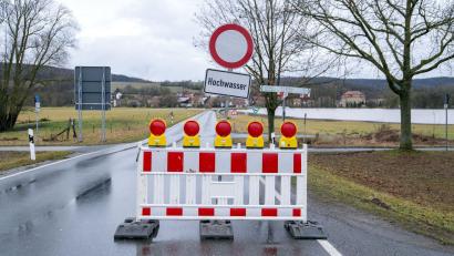 Bild: Pia Bayer/dpa
Einzelne Straßen in Nordbayern sind gesperrt.