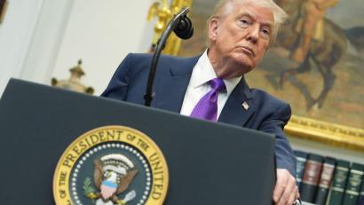 Bild: Evan Vucci/AP/dpa
Unter Trump soll Schluss mit früheren Einschätzungen zu Treibhausgasen sein.