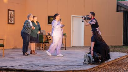 Archivbild: Susanne Forster
Beim Theaterstück "Camping, Koks und Hollywood!" standen unter anderem Maria Freundl, Sandra Schwamberger, Jana Götz, Erik Grödl und Jasmin Kasecker (von links) auf der Freilichtbühne Bärnau. Sie werden auch in der neuen Produktion "Dös Bahnhof-Komplott" im Juli 2026 auftreten.