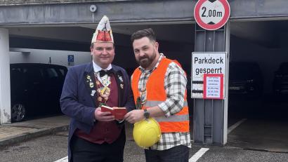 Bild: Jürgen Trescher
Die Verantwortlichen - der Chef des Neustädter Faschingsvereins, Jürgen Trescher (links) und Bürgermeister Sebastian Giering – bei der Abschlussbesprechung zum Faschingszug.