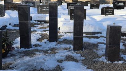 Bild: gru
Urnenbestattungen werden künftig häufiger. Manche Hinterbliebenen wollen zwei oder drei Stelenaufsätze reservieren.