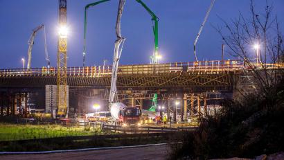 Bild: Eiffage Infra Süd 
Die neue Vilstalbrücke der Kümmersbrucker Westumgehung nimmt Gestalt an. Die Maßnahme war eines der größten und spektakulärsten Bauprojekte des Staatlichen Bauamts Amberg-Sulzbach im vergangen Jahr.