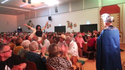 Bild: rha
Thorsten Grädler (rechts) freut sich auf die Unterstützung bei den Ansagen durch Conchita Wurst, die mit Beifall durch den Saal geleitet wird.