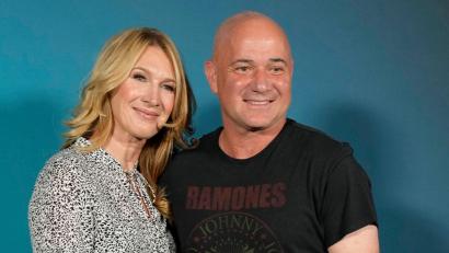 Bild: John Locher/AP/dpa
Die ehemalige Ausnahmetennisspielerin Steffi Graf - hier mit Ehemann Andre Agassi - wirbt nun für die Sportmarke des Discounters Lidl. (Archivbild)