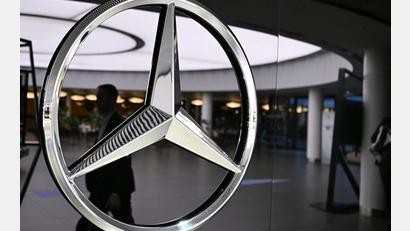 Bild: Bernd Weißbrod/dpa
Mercedes-Benz mit Gewinneinbruch im Geschäftsjahr 2025.