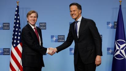 Bild: Geert Vanden Wijngaert/AP/dpa
Schlug an der Seite von Nato-Generalsekretär Mark Rutte überraschend versöhnliche Töne an: US-Verteidigungsstaatssekretär Elbridge Colby (l).