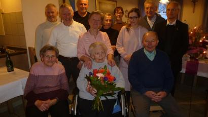 Bild: Siegfried Bock
Post-Wirtin Maria Kurz inmitten ihrer Schwester Cilla Scherm (92) und Bruder Josef Lobenhofer (90). Dahinter Familienangehörige, Bürgermeister Ludwig Biller, Ehrenamtsbeauftragter Herbert Rudolph und Pfarrer Varghese Puthenchira (von links).