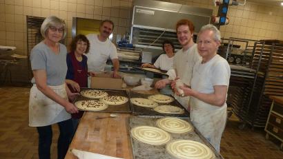 Bild: Robert Birkner
Handarbeit, die man schmeckt: Rita und Herbert Seer junior (Zweite und Dritter von links) bilden mit ihren langjährigen Mitarbeitern ein eingespieltes Team. Margit Schwamberger, Michaela Hofmann, Alexander Bauer und Heiko Pötzsch (von links) arbeiten in der Backstube.
