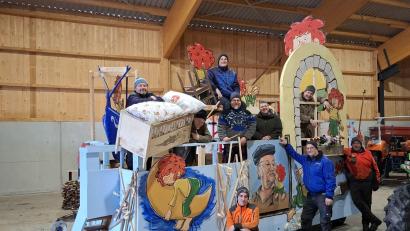 Bild: Schlüsselclub Münchenreuth/Alexander Hübner
In der Scheune auf dem Hof von Günther und Maximilian Schreyer wird der Wagen vorbereitet, auf dem die Münchenreuther Kinder beim Umzug am Faschingsdienstag mitfahren. Der Anhänger thematisiert dieses Jahr Pumuckl, in Anspielung auf den neuen Film.