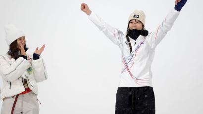 Bild: Oliver Weiken/dpa
Chloe Kim (l) applaudiert Olympiasiegerin Gaon Choi.