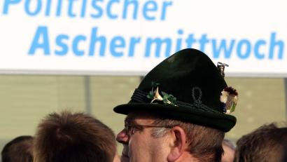 Symbolbild: Stephan Jansen/dpa
In Weiden sind am politischen Aschermittwoch am 18. Februar mehrere Veranstaltungen geplant, bei denen sich die Politikerinnen und Politiker einen verbalen Schlagabtausch bieten.