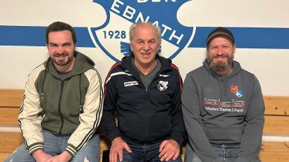 Bild: Robert Söllner
Florian Horn (links) und Dominik Hautmann (rechts) bilden nächste Saison das Trainerduo in Ebnath. Vorsitzender Robert Söllner (Mitte) freut sich.