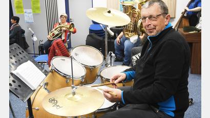 Archivbild: Gabi Schönberger
Konrad Steiner wird bei einigen Blaskapellen rund um Neustadt/WN eine große Lücke hinterlassen. Der geschätzte "Landkreisschlagzeuger" starb am 6. Februar in der Palliativstation in Weiden.