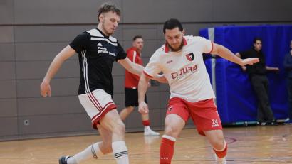 Bild: Gerhard Büttner
In den Spielen der Gruppenersten gewann die SpVgg Vohenstrauß (dunkles Trikot) gegen die SpVgg Trabitz mit 3:1. Am Ende wurden die Vohenstraußer Futsal-Vizemeister hinter Kreismeister FC Weiden-Ost.