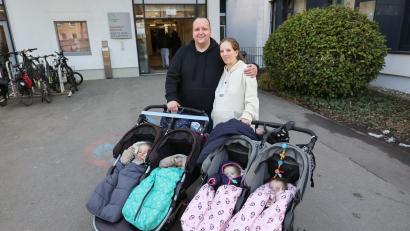 Bild: Daniel Löb/dpa
Zwei Zwillingspaare im Kinderwagen, eins im Bauch - Jasmin Schmidt und Andreas Rittner freuen sich wieder auf doppeltes Glück.
