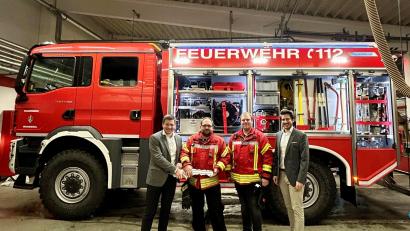 Bild: Stadt Wunsiedel
Bürgermeister Nicolas Lahovnik (links) und der Geschäftsleiter Daniel Wolf (rechts) übergeben den Schlüssel für neue Fahrzeug an den Kommandanten der Feuerwehr Wunsiedel, Florian Barthmann (Zweiter von links) und seinen Stellvertreter Harald Hecht.
