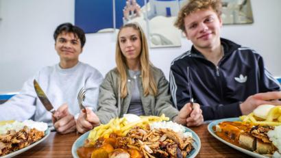 Bild: Christoph Reichwein/dpa
Beliebt auch bei Schülern und Studenten: Der „Taxi-Teller“ ist im Trend.