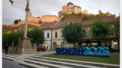 Bild: Michael Heitmann/dpa
Die mittelalterliche Burganlage oberhalb der Stadt ist das Wahrzeichen von Trencin (Trenčín). Im Bild links vorne die Mariensäule aus dem Jahr 1712.