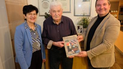 Bild: do
Mit dem historischen Band über den Truppenübungsplatz Grafenwöhr und die Ereignisse rund um das Kriegsende im Bereich der Region gratulierten dem Jubilar (Mitte) Bürgermeister Dr. Alexander Goller und zweite Bürgermeisterin Irmi Bauer.