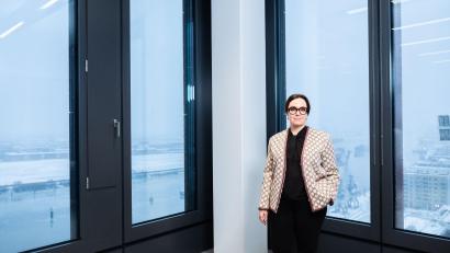 Bild: Ulrich Perrey/dpa
Die Schwedin Borg leitet seit 2020 den staatseigenen schwedischen Energiekonzern Vattenfall, der Deutschland zu seinen Kernmärkten zählt. Auf dem Bild steht Borg in der Hamburger Vattenfall-Zentrale. Im  Hintergrund ist die Norderelbe zu sehen. (Archivbild)