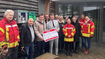 Bild: Stadt Wunsiedel
Bürgermeister Nicolas Lahovnik (3. v. l.) freut sich gemeinsam mit Dorfsprecher Hans-Peter Reichel (2. v. l.), stellvertretenden Vorstandsvorsitzenden der Sparkasse Hochfranken (5. v. l.) und den beteiligten Vereinen über den neuen Defibrillator am Käthe-Luther-Kinderhaus in Holenbrunn.