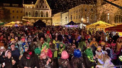 Bild: Petra Hartl
Tausende von Menschen: Das war die Hexennacht in Amberg am Marktplatz 2026.