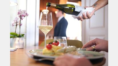 Bild: Bernd Weißbrod/dpa
Die Unternehmen im Gastgewerbe konnten ihre Umsätze zuletzt meist nur noch wegen der gestiegenen Preise steigern. Preisbereinigt verzeichneten sie hingegen einen Rückgang der Erlöse.