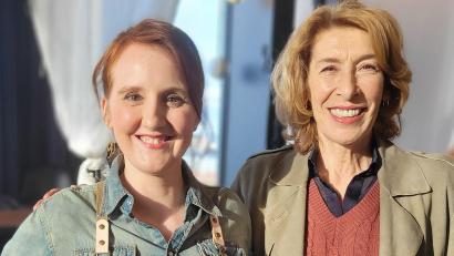 Bild: Christina Baumer/exb
Christina Baumer (links) ist demnächst in einer ARD-Komödie mit der österreichischen Schauspielerin Adele Neuhauser zu sehen. Das Foto entstand am Rande der Dreharbeiten.
