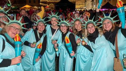 Bild: Petra Hartl
Die Freiheitsstatuen: Hexennacht in Amberg am Marktplatz 2026.