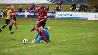 Bild: Dieter Jäschke
Vor Härtestest gegen Wenzenbach: SC Coach Benjamin Urban fordert von Nico Argauer (rot) und dem SC Luhe-Wildenau mehr Konsequenz gegen den Ball.
